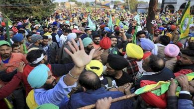 Photo of किसान आंदोलन पर केंद्र के रवैये से सुप्रीम कोर्ट ‘निराश’, कहा- आप कानून होल्ड करेंगे या हम करें?