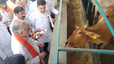 Photo of गौवंशों को हरा चारा नहीं देने पर बिफरे मंत्री सुरेश खन्ना, प्रोजेक्ट इंजीनियर को फटकार