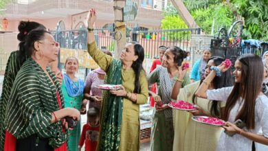 Photo of नई पहलः तीज महोत्सव का आयोजन कर किन्नर समाज का किया स्वागत