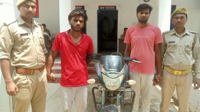 Photo of दो दोपहिया वाहन चोर गिरफ्तार, फर्जी नंबर प्लेट लगी मोटर साइकिल बरामद