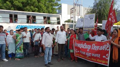 Photo of मज़दूरों की मांगों को लेकर सड़क पर जारी सीटू का आंदोलन, समाधान को अधिकारी बेसुध
