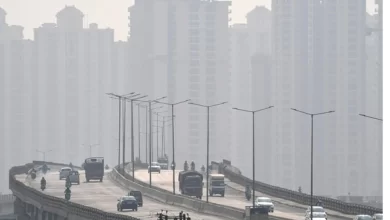 Photo of Pollution Level in Noida : गौतमबुद्धनगर की हवा हुई ज़हरीली, पुलिस का खूब चला डंडा