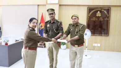 Photo of पुरस्कृतः पुलिस कमिश्नर ने मोबाइल फोन लुटेरों को दबोचने वाली टीम को इनाम से नवाजा