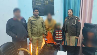 Photo of खुशीः गुमशुदा बच्चे के परिजनों की तलाश कर पुलिस ने सौंपा