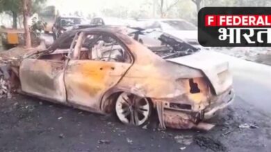 Photo of डिवाइडर से टकरा कर मर्सिडीज में लगी आग, मैनेजर की जिन्दा जलकर हुई मौत