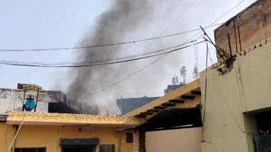 Photo of ब्रेकिंग न्यूज़ : सिलेंडर फटने से घर में लगी आग , केमिकल फैक्ट्री की और बढ़ी