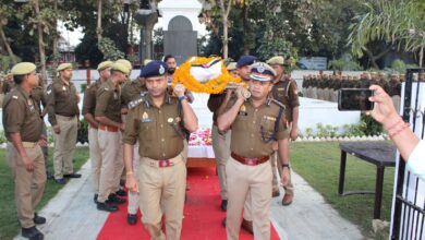 Photo of श्रद्धांजलि : पुलिस परिवार ने शहीद सुरक्षा कर्मी के शव को दिया कंधा