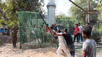 Photo of तोड़फोड़ः भाजपा कार्यकर्ताओ ने सेक्टर 12 में मोबाइल फोन टावर को तोड़ना किया शुरू, आसपास की लगी जाली को पूरी तरह तोड़ा