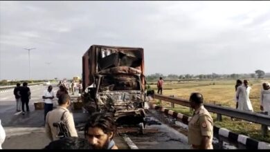 Photo of दर्दनाक हादसाः वाहन ने पीछे से टक्कर मारी, ट्रक में लगी आग, ड्राइवर की जलकर हुई मौत