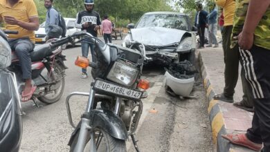 Photo of दुर्घटना : तेज रफ्तार कार ने बाइक और साइकल चालक को रौंदा, तीन घायल