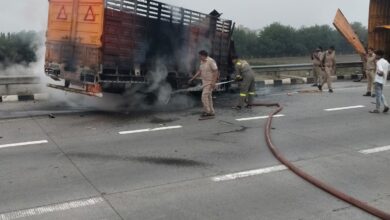 Photo of हादसाः पेरिफेरल एक्सप्रेस-वे के किनारे खड़े एक से टकराया दूसरा ट्रक, लगी आग