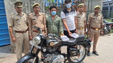 Photo of दुस्साहसः चेकिंग के दौरान पुलिस पर तान दिए पिस्तौल, वह भी अवैध था,