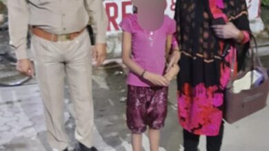 Photo of सराहनीयः रास्ता भटकी बच्ची के परिजनों को खोजकर पुलिस ने उनके हवाले किया