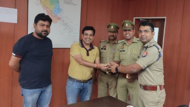 Photo of सराहनीयः पुलिस ने खोई हीरे की अंगूठी को खोजकर उसके मालिक के सुपुर्द किया