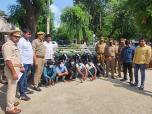 नोएडा वेस्ट : गौतमबुद्धनगर की बिसरख पुलिस ने दुपहिया वाहन चोरी करने वाले गैंग का पर्दाफाश किया है। पुलिस ने गैंग के छह बदमाशों को गिरफ्तार किया है और चोरी की कई बाइक और स्कूटी बरामद की है। शनिवार को बिसरख पुलिस ने दुपहिया वाहन चोर गैंग का पर्दाफाश करते हुए आकाश पुत्र राम स्वरूप कुमार, लक्की कुमार पुत्र रामबाबू, अमन गुप्ता पुत्र विनोद गुप्ता, नोलेन्द्र कुमार पुत्र देव कुमार, सुखवीर प्रताप पुत्र सुभाषचन्द्र, बन्टी भारती पुत्र बिमलेश भारती को ऐस एस्पायर सोसाइटी के सामने से गिरफ्तार किया गया है। कब्जे से चोरी किये गये 15 दुपहिया वाहन, एक स्कूटी और दो मास्टर चाबी बरामद की है। पुलिस ने बताया कि गैंग के लोग एनसीआर में बरामद मास्टर चाबी एल के माध्यम से गौर सीटी माल के पास नो पार्किंग जोन में खड़े वाहनों को निशाना बनाकर चोरी कर फरार हो जाते थे। गैंग का मुख्य सरगना बिट्टू है जो अभी फरार है जिसकी तलाश की जा रही है। बरामद कुल 15 दुपहिया वाहनो में से 12 दुपहिया वाहन मुकदमों में ट्रेस किये गये है, जिसमें से 11 बाइक थाना बिसरख क्षेत्र से ट्रेस हुई है तथा एक बाइक थाना विजयनगर गाजियाबाद तथा अन्य बाइक भी ट्रेस करने का प्रयास वाहन स्वामियों के माध्यम से किया जा रहा है ।