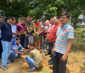 ग्रेटर नोएडा : रोटरी क्लब ग्रेटर नोएडा द्वारा आयोजित कार्यक्रम में गौतमबुद्धनगर की एडीजे ने वृक्षारोपण किया। रोटरी क्लब के अध्यक्ष कपिल शर्मा ने बताया कि रोटरी क्लब ग्रेटर नोएडा द्वारा रोटरी वर्ष 23 -24 के प्रथम दिन एक वृक्षारोपण का कार्यक्रम शनिवार को सेक्टर ईटा एक में रखा गया । कार्यक्रम में मुख्य अतिथि ऋचा उपाध्याय, एडीजे गौतमबुद्धनगर रहीं।मुख्य अतिथि द्वारा रोटरी पाठशाला में पढ़ रहे बच्चों के लिए आयुष्मान कार्ड , आधार कार्ड बनवाने के लिए कहा गया । वृक्षारोपण में आम , जामुन , अमरूद , नीम , आमला , गुलमोहर आदि के पोधे लगाये गये। कार्यक्रम में क्लब अध्यक्ष कपिल शर्मा , कपिल गुप्ता , मुकुल गोयल , अशोक अग्रवाल , विनय गुप्ता , विकास गर्ग , सौरभ अग्रवाल , शुभम गोयल , मनीष मित्तल , मोहित बंसल , एन के अग्रवाल, नरेश मित्तल , मोहन गर्ग, मन्नु जिंदल और अग्निवेश गुप्ता आदि सदस्य उपस्थित रहे ।