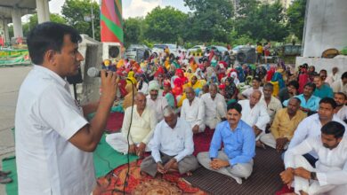 Photo of सांसद और विधायाक को किसानों का ठेंगा, नहीं किया धरना खत्म, अखिलेश यादव को लाने का सपा विधायक ने किया एलान