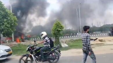 Photo of Noida Breaking News : नोएडा में किया कंपनी की कार में लगी आग, ड्राइवर ने कूदकर बचाई जान