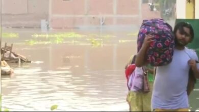 Photo of Noida Flood Breaking : हिंडन नदी का पानी नोएडा और गाजियाबाद की इन कॉलोनियों में घुसा, बिसरख के डूब क्षेत्र में भी बुरे हालात