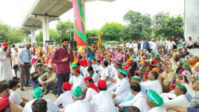 Photo of ग्रेटर नोएडा प्राधिकरण पर किसानों का धरना शुरू, सांसद के खिलाफ किसानों में दिखा आक्रोश