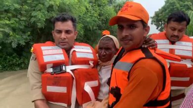 Photo of Greater Noida flood affected Hindi News: खादर क्षेत्र से दो दिन से बाढ़ में फंसी 80 साल की बुजुर्ग समेत छह लोगों को बचाया