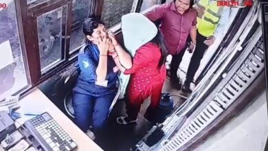Photo of Greater Noida News: टोल मांगने पर महिला ने की सरेआम गुंडई, टोल बूथ में घुसकर महिला कर्मचारी को पीटा