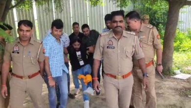 Photo of Greater Noida West Breaking : 70 चेन लूटने वाले बदमाश और उसके साथी से मुठभेड़, पुलिस ने अल्ताफ़ राजा गैंग के दो बदमाशो को दबोचा