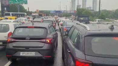 Photo of Traffic Jam in noida : नोएडा से बारिश से भारी जाम, दो घंटे से चिल्ला बॉर्डर से महामाया पर फॅसे लोग, यातायात पुलिस फ़ैल