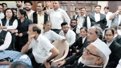 Photo of Moradabad News: प्रदेश भर के वकीलों के साथ मुरादाबाद के वकीलों ने भी किया प्रदर्शन, हापुड़ में हुई लाठीचार्ज को लेकर की नारेबाजी