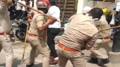 Photo of Hapur News: सीएम योगी की फटकार के बाद नींद से जागे एसपी, वकीलों पर लाठीचार्ज मामले में पुलिसकर्मियों को किया लाइन हाजिर