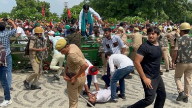 Photo of Greater Noida Breaking: प्राधिकरण पर धरना दे रहे किसानों और पुलिस झड़प, हालात बेक़ाबू