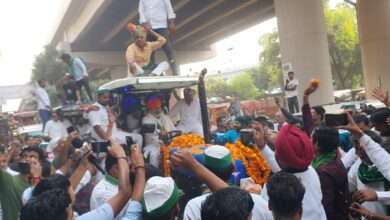 Photo of Big Breaking: किसानों के धरने में खुद ट्रैक्टर चलाकर पहुंचे राकेश टिकैत, 13 दिनों से बैठे किसानों की आवाज़ को करेंगे बुलंद