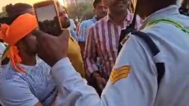 Photo of Big Breaking : जय माता दी लिखने पर ट्रैफ़िककर्मी ने काटा चालान, हिन्दु संगठन के नेता के साथ पुलिस की तीखी बहस, वीडिओ सोशल मीडिया पर वायरल