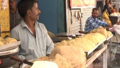 Photo of दीवाली से ठीक पहले खाद्य सुरक्षा विभाग की ताबड़तोड़ छापेमारी, मिठाई की दुकानों से कलेक्ट किए सेंपल