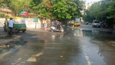 Photo of सड़कों ने फिर खोली प्राधिकरण की पोल, वन विभाग के ऑफिस के बाहर से निकलना भी मुश्किल, बिना बारिश के ही तैर रही सड़कें
