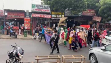 Photo of Greater Noida: अपनी मांगों को लेकर सड़कों पर उतरे सफाईकर्मी, शहर में लगा गंदगी का अंबार