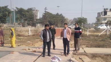 Photo of Greater Noida News : ग्रेनो प्राधिकरण के ओएसडी ने सेक्टरों सोसाइटियों का किया औचक निरीक्षण, बिल्डर सोसाइटी पर लगाया 1.04 लाख का जुर्माना