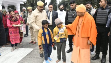 Photo of Gorakhpur: गोरखनाथ मंदिर में बच्चों ने कहा ‘हैप्पी न्यू ईयर महराज जी’…सीएम योगी ने दीं जन्मदिन की शुभकामनाएं