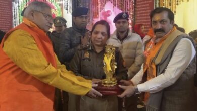 Photo of Noida: पुलिस कमिश्नर लक्ष्मी सिंह पहुंची सनातन धर्म मंदिर, सेल्फी और फोटो खिंचवाते दिखे राम भक्त