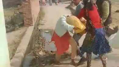 Photo of ग्रेटर नोएडा में क्रूरता की हदें पार : दबंगों ने अवैध कब्जे का विरोध करने पर महिलाओं को बेरहमी से पीटा, देखिये वीडियो