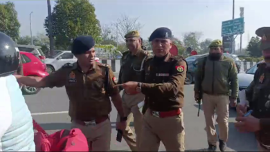 Photo of Noida Farmer Protest Breaking : गुलावली गांव में पुलिस से भिड़े किसान, ग्रामीणों को आंदोलन में जाने से नहीं रोक पायी पुलिस, देखें वीडियो