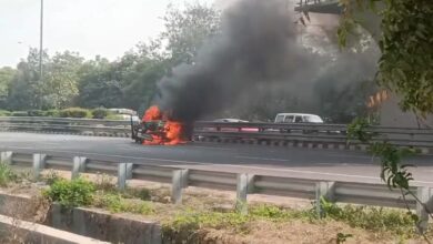 Photo of नोएडा में चलती कार बनी आग का गोला, सवारियों ने कार से कूदकर बचाई जान, देखिये वीडियो