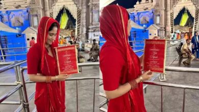 Photo of Actress Aarti singh : शादी का कार्ड लिए आशीर्वाद लेने काशी विश्वनाथ मंदिर पहुंची आरती सिंह