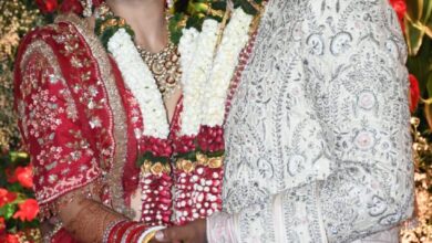 Photo of Arti Singh Wedding : लाल जोड़े में सोलह श्रृंगार किए लगीं बला की खूबसूरत, देखें शादी की खूबसूरत तस्वीरें