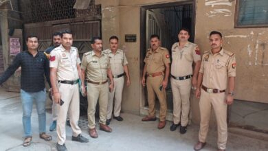 Photo of नोएडा पुलिस को नहीं मिले आम आदमी पार्टी के विधायक अमानतुल्लाह खान, नोटिस लेकर दिल्ली के घर पहुंची थी नोएडा पुलिस