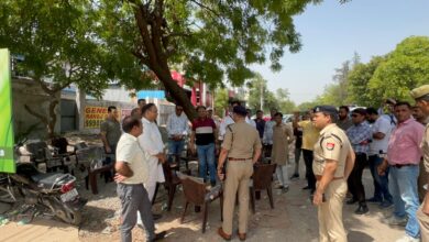 Photo of ग्रेटर नोएडा में दिनदहाड़े बदमाशों की पुलिस को चुनौती, बाइक सवार बदमाशों ने कलेक्शन एजेंट से लाखों लूटे, फायरिंग कर फैलाई दहशत