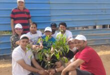 Photo of ग्रेटर नोएडा की इस सोसाइटी में पर्यावरण बचाने को आगे आये सोसाइटी के लोग, वृक्षारोपण अभियान को सफल बनाने के लिए लगा डाले इतने पौधे