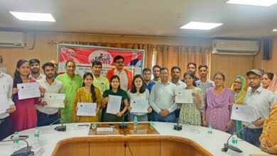 Photo of गौतमबुद्धनगर के 12 नव चयनित लेखपालों को मिला नियुक्ति पत्र, विधायक धीरेन्द्र सिंह सहित कई जनप्रतिनिधियों ने किये वितरित, सांसद फिर सरकारी कार्यक्रम से रहे गैरहाज़िर