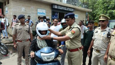 Photo of ट्रैफिक पुलिस की अनोखी पहल, रक्षाबंधन पर लोगों को हेलमेट पहनाकर दिया सुरक्षा का संदेश, नहीं काटे चालान