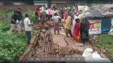 Photo of नोएडा में बारिश से कहीं राहत, कहीं आफत : बारिश-आंधी से दादरी में अवैध कॉलोनी की दीवार गिरने से दंपती की मौत, नालेज पार्क में जिम की छत धड़ाम से नीचे गिरी